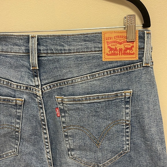 Levi’s High Rise Mom Jeans in color Medium Indigo. - Picture 4 of 6